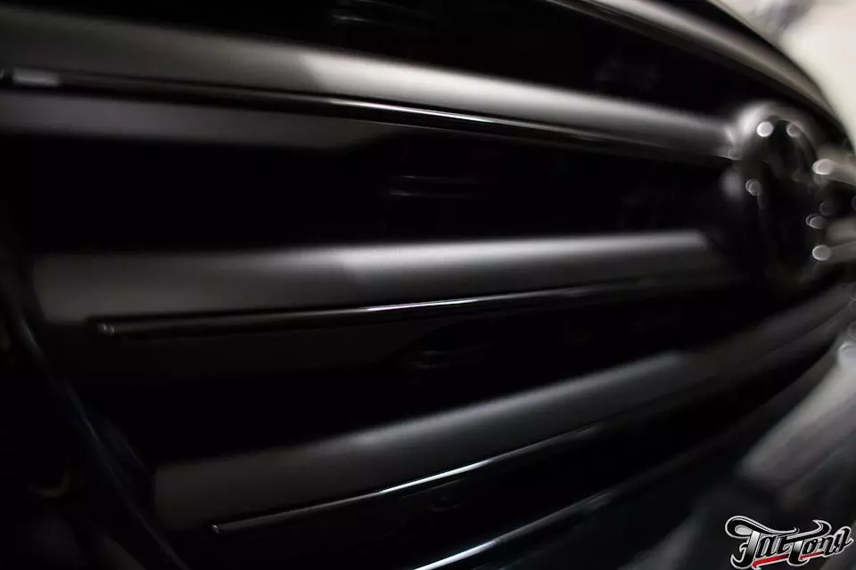 Toyota LandCruiser 200. Окрас масок фар в черный глянец. Окрас решетки радиатора в черный глянец и черный мат.
